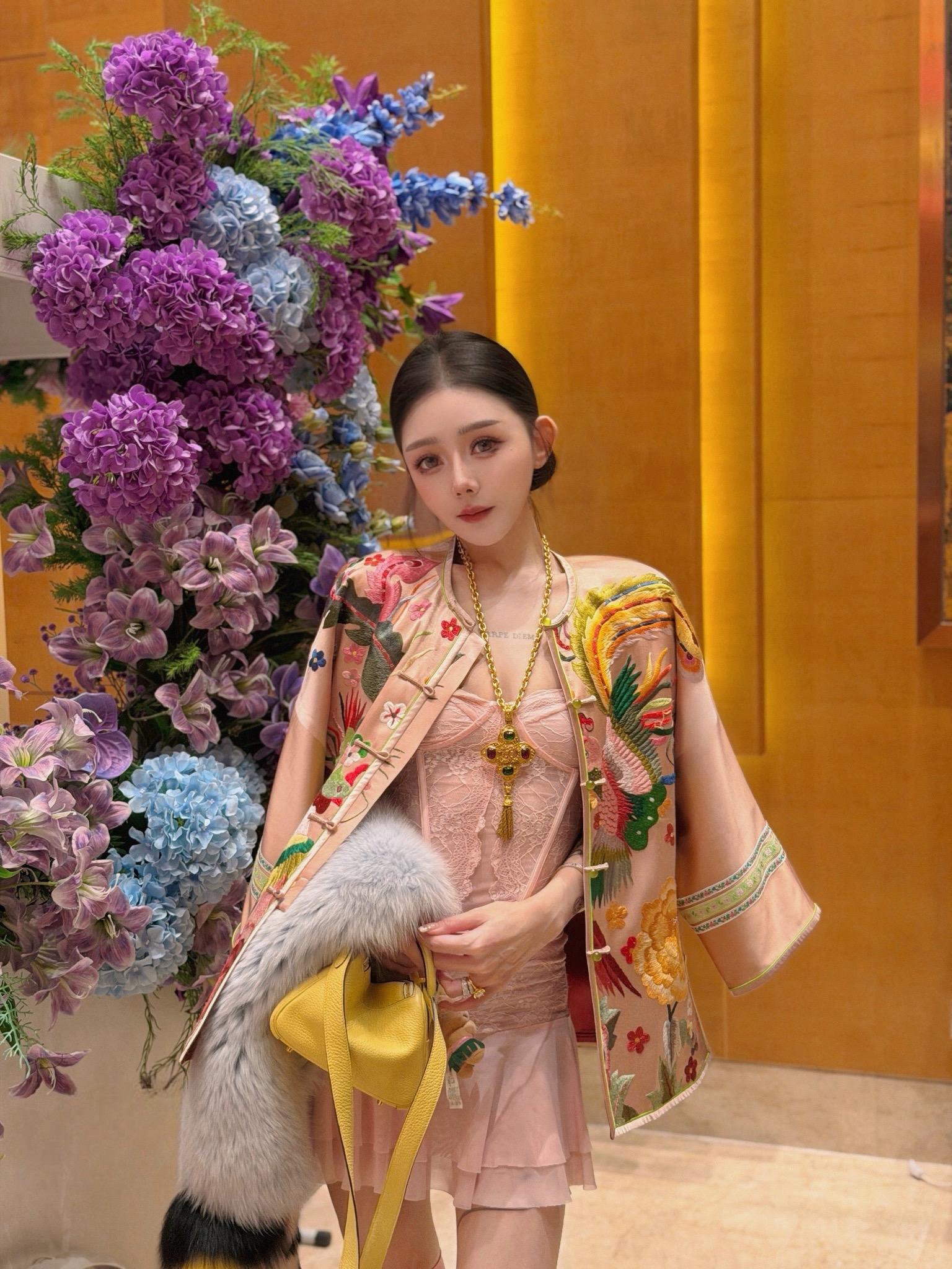 小时候认为公主要嫁给王子  现在才知道公主要嫁给“王”总
