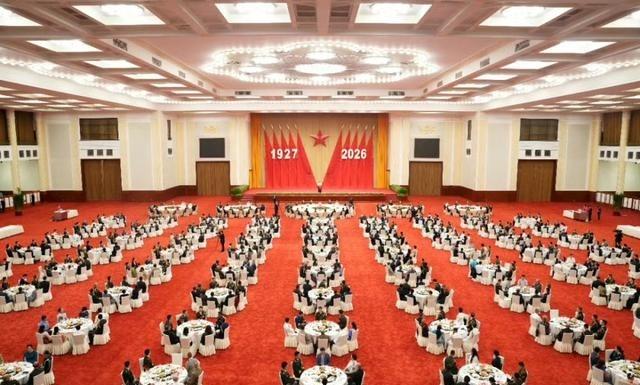 正值中国人民解放军建军99周年之际，我国防长对岛内措辞改变，既打“台独”也打域外