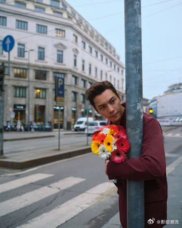 陈伟霆大冷天愿意为我这样 在这样的寒风中，看到陈伟霆穿着红西装奔向我，就仿佛整个