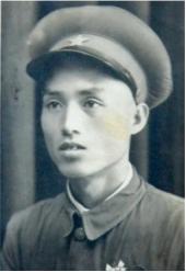 1942年，赵培宪被俘，日军捆住他的双手，把他押到训练场给新兵练刺刀，但被赵培宪