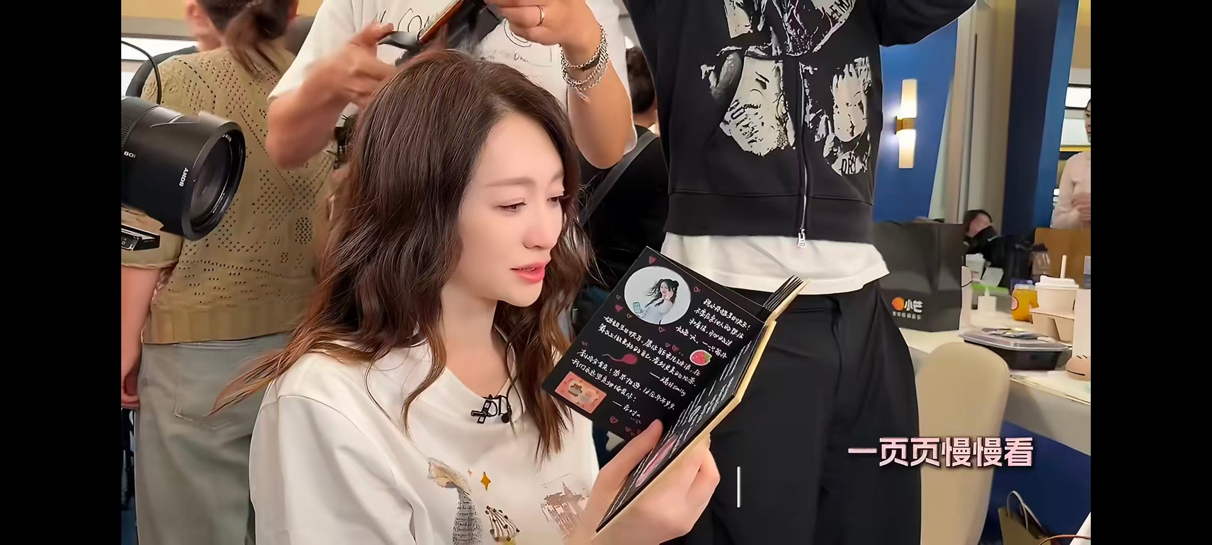 李小冉看粉丝祝福感动落泪谢娜暖心送花庆生，李小冉被粉丝祝福戳中泪点，双向奔赴的温