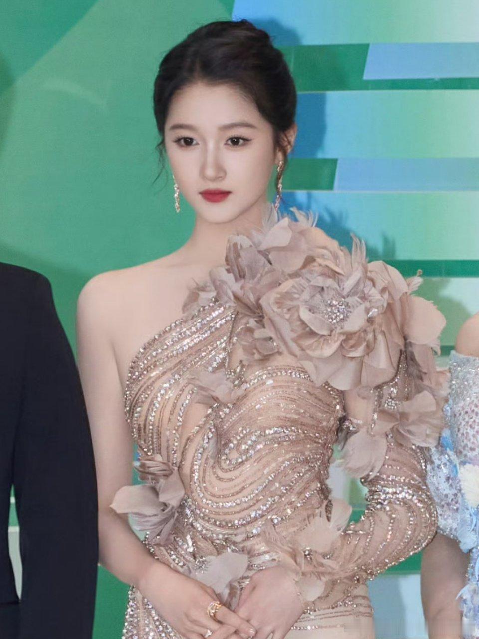 关晓彤的头脸已经很小了很小了 ​​​