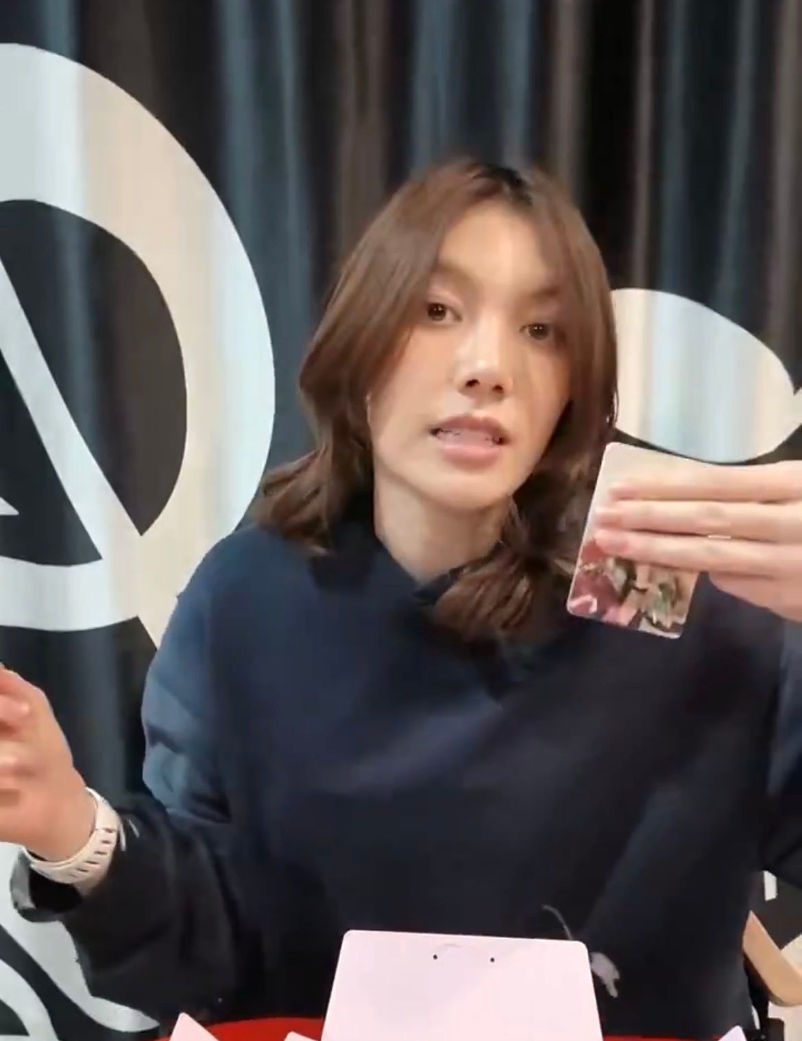 陈奥：小卡就不给你们看了昨天的邝玲：……………？ ​​​