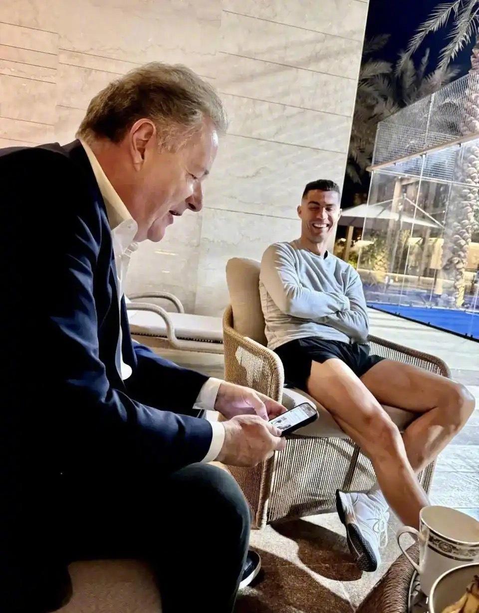 "摩根与C罗3.0"再上线！名嘴力挺：他改变了沙特足球，只是要公平。C罗连续两轮