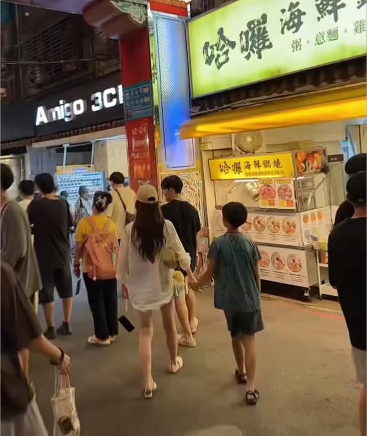 俩孩子有亲外婆、亲姨，怎么也轮不到后妈的父母吧！我觉得他们照顾是情份，不照顾是本