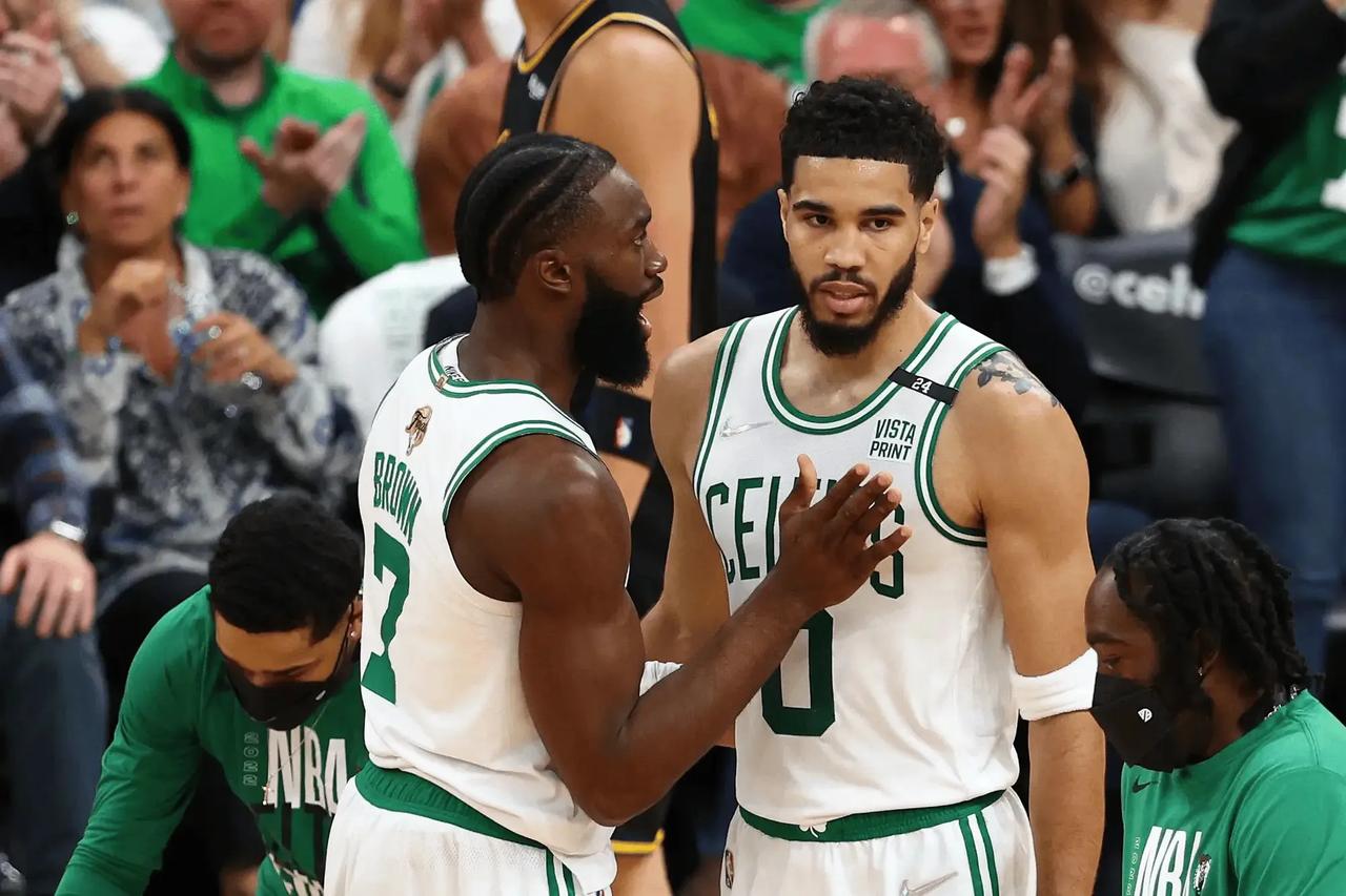 来了来了，还未续约球员的福音到了，据美媒报道，NBA已经和三家公司达成了为期11