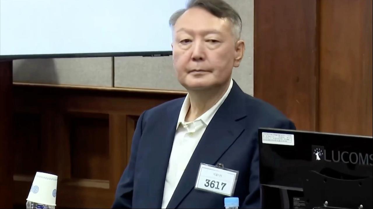 尹锡悦终于拖不下去了！
 
10月15日，韩国前总统尹锡悦松口，同意接受内乱特检