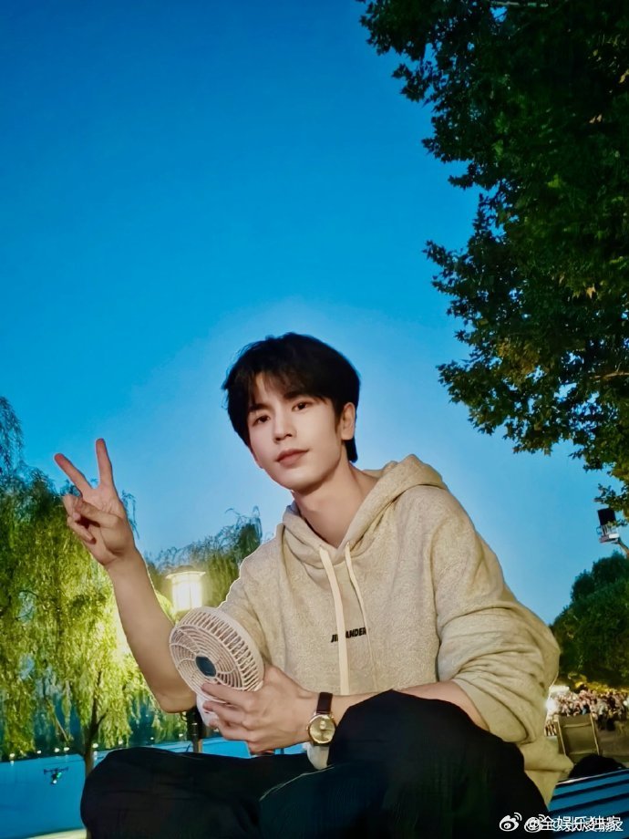 张凌赫 你还挺何苏叶 张凌赫玩梗无下限！粉丝表白被回怼“你还挺何苏叶”，何苏叶绿