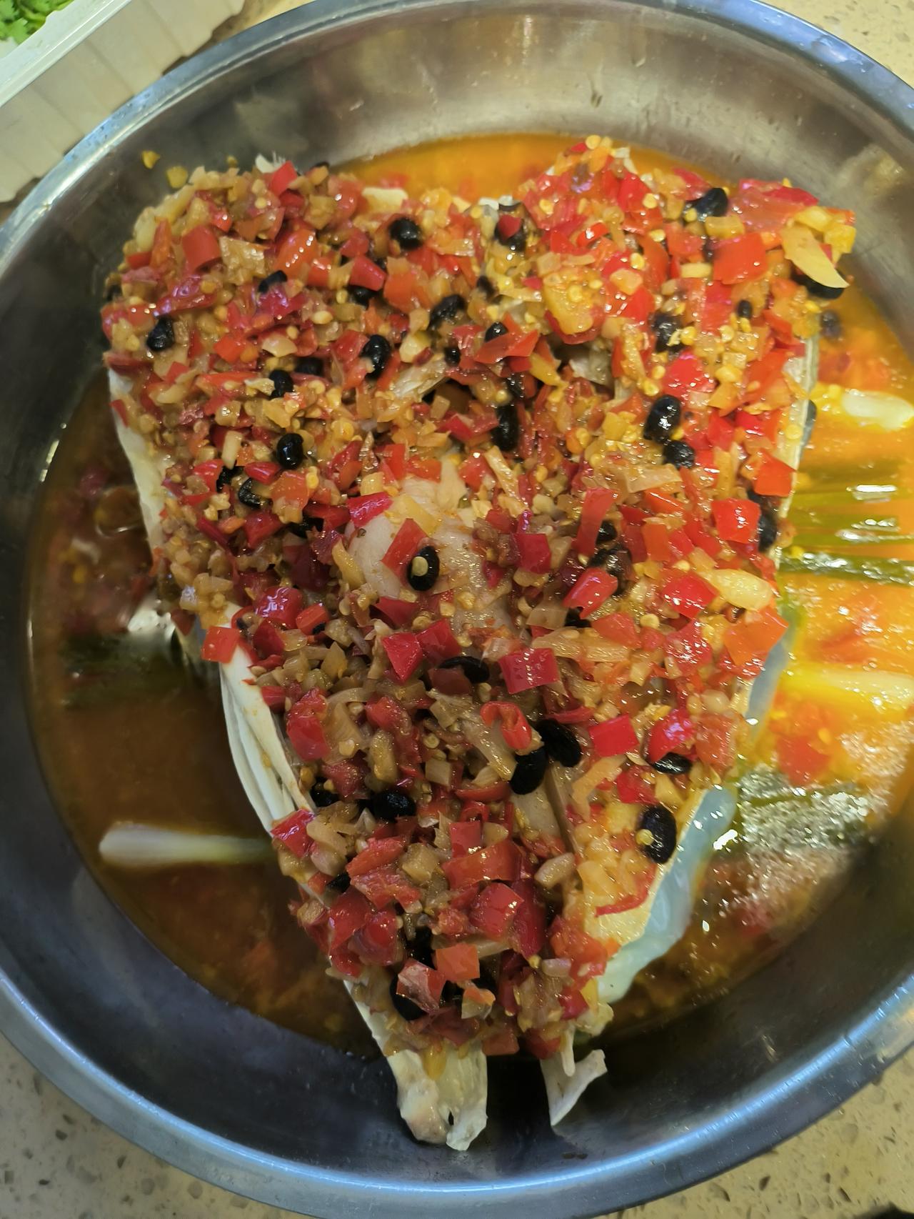 今天我爸说想吃剁椒鱼头
我一大早就去市场买鱼头去了
鱼摊老板是我儿子同学的家长