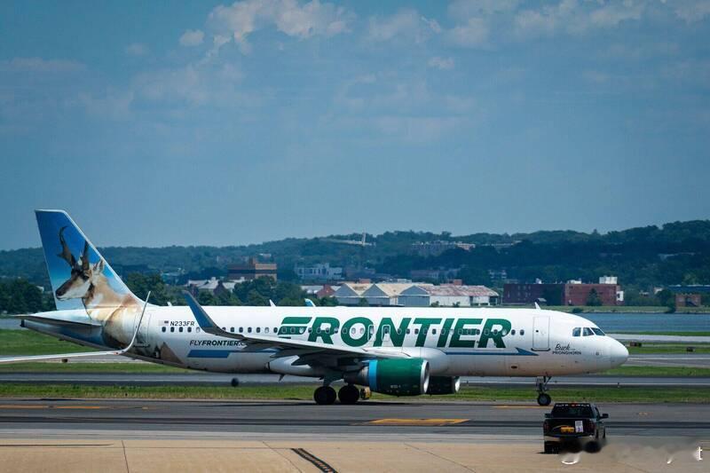 【美国边疆航空航班厕所现“炸弹威胁”纸条 紧急迫降滞留两小时】海外新鲜事 美国廉