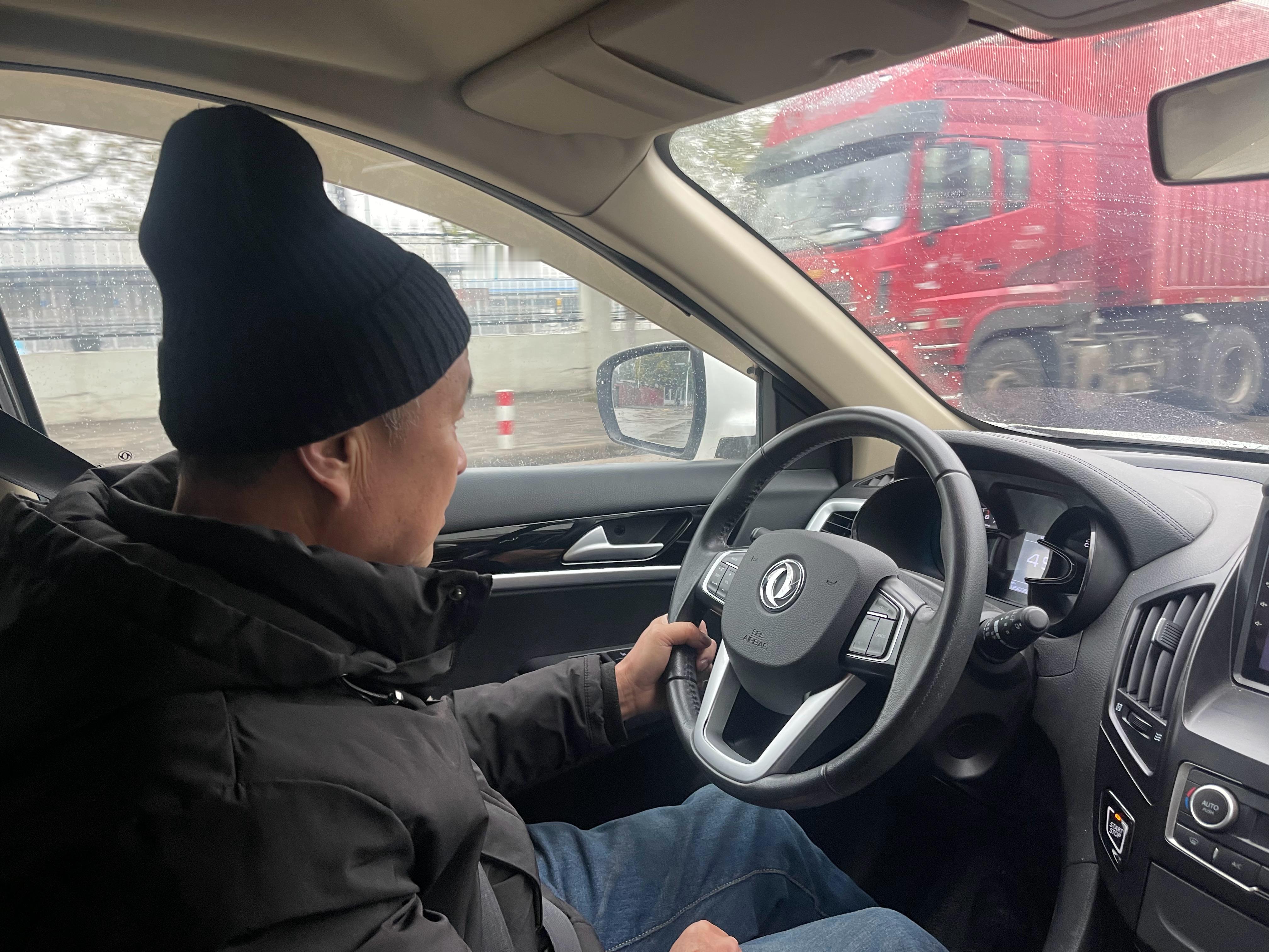 周日日常，带黄冈团风的方叔试车，刚好下雨了，闲着也是闲着，开车帮他把电瓶车送回来