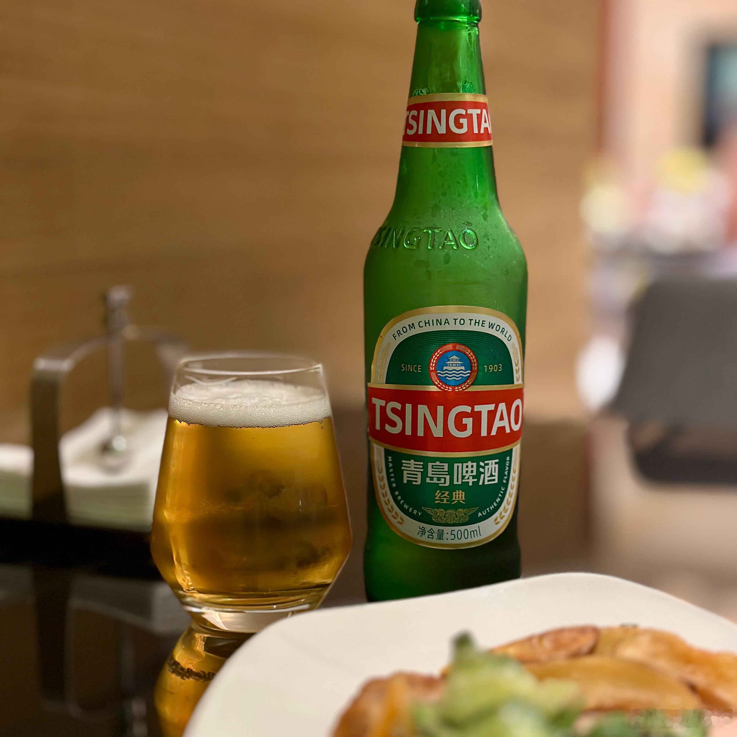 酒店酒廊今晚上没啥硬菜，硬吃亏待自己。我拿点小凉菜，哈点啤酒，一会儿再出去吃正式