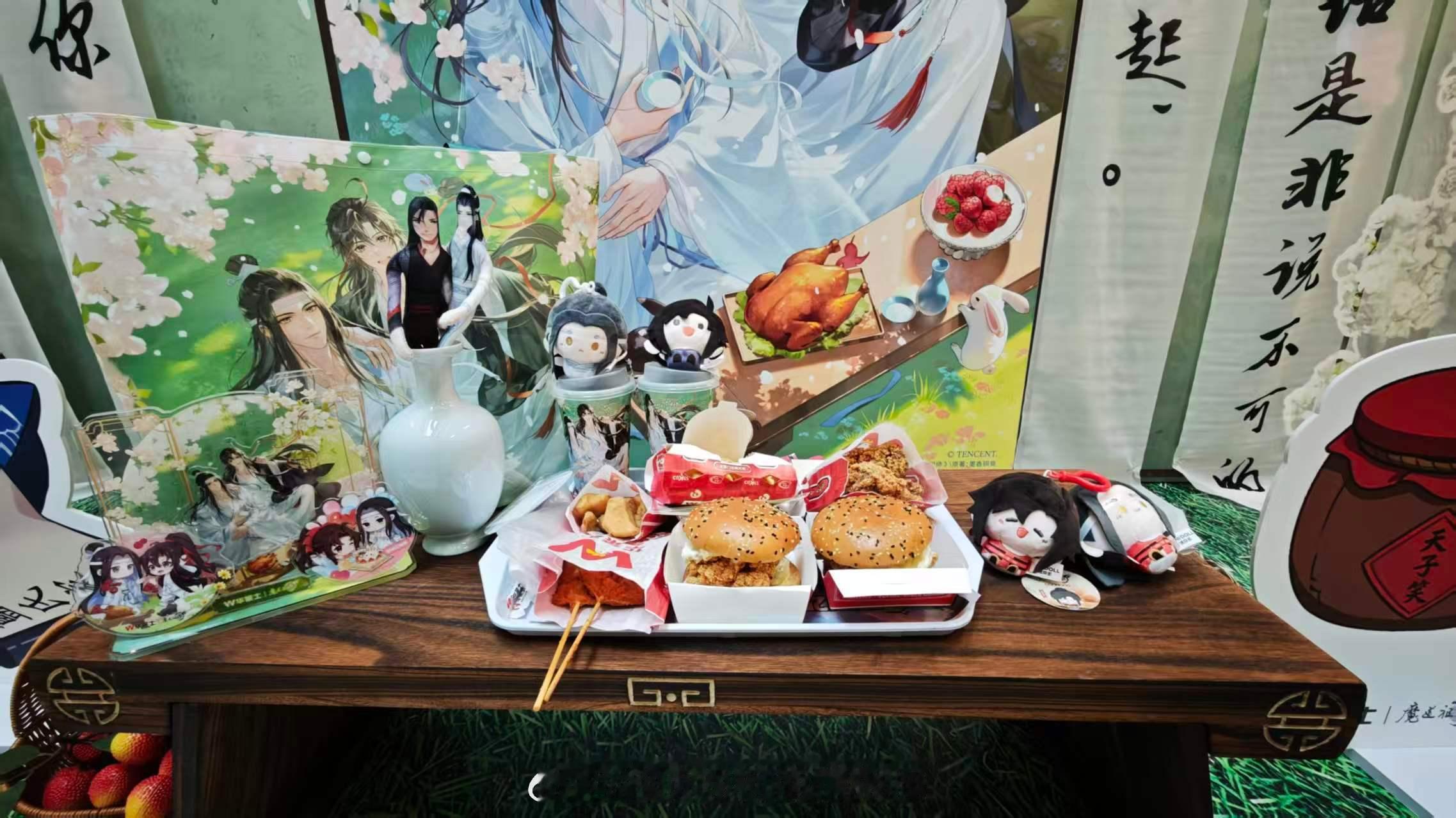 华莱士是汉堡界的谷子店说真的，这次华莱士和魔道祖师联名，我已经不当它是普通快餐了