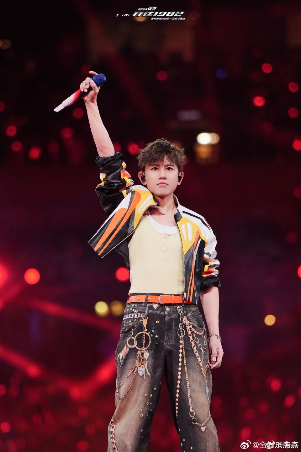 张杰唱铭记时起风了 这一刻氛围感直接封神！风起唱响《铭记》，张杰嗓音干净有力量，