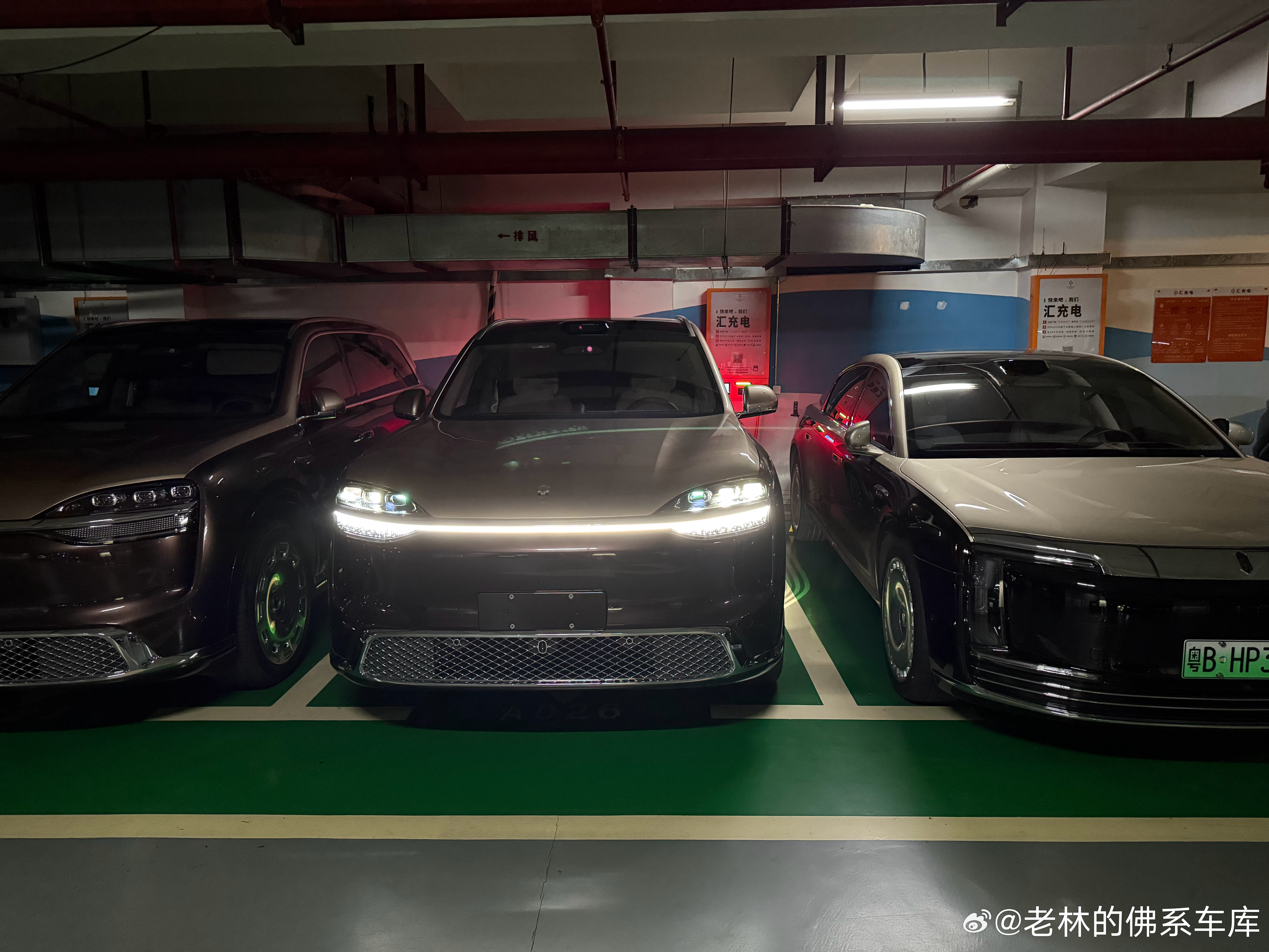 老林楼下车库并排着s800和26款M9。实话实说新款M9气场还是很强的[doge