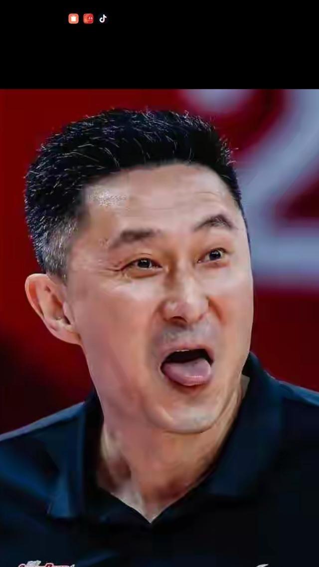 广东“拼多多”联队热身赛对手太弱，杜锋五上五下随便用，比赛没啥看头。沈梓捷、李炎