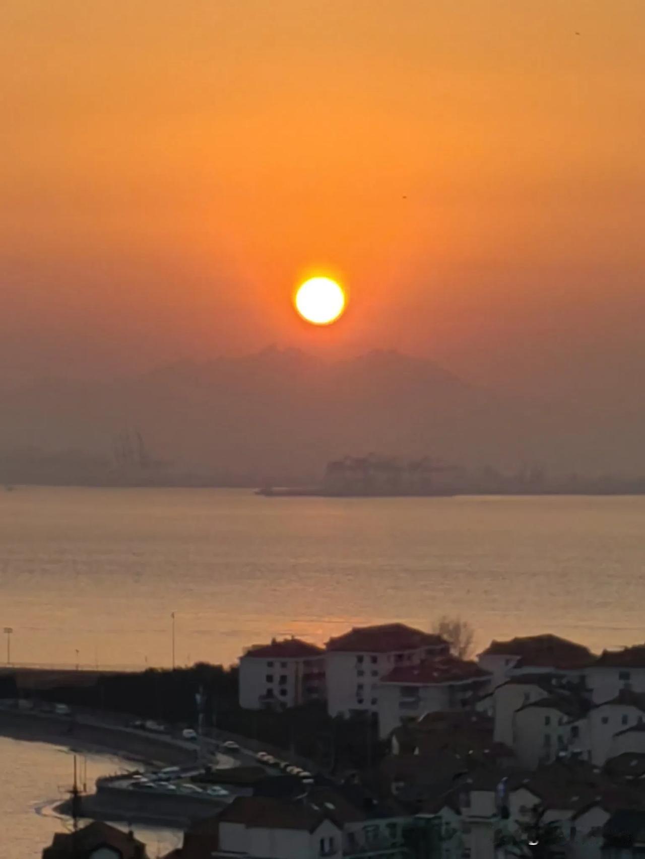 青岛胶州湾，世界一流的港湾，不仅孕育了世界著名的青岛港、东方名城青岛，而且促进了