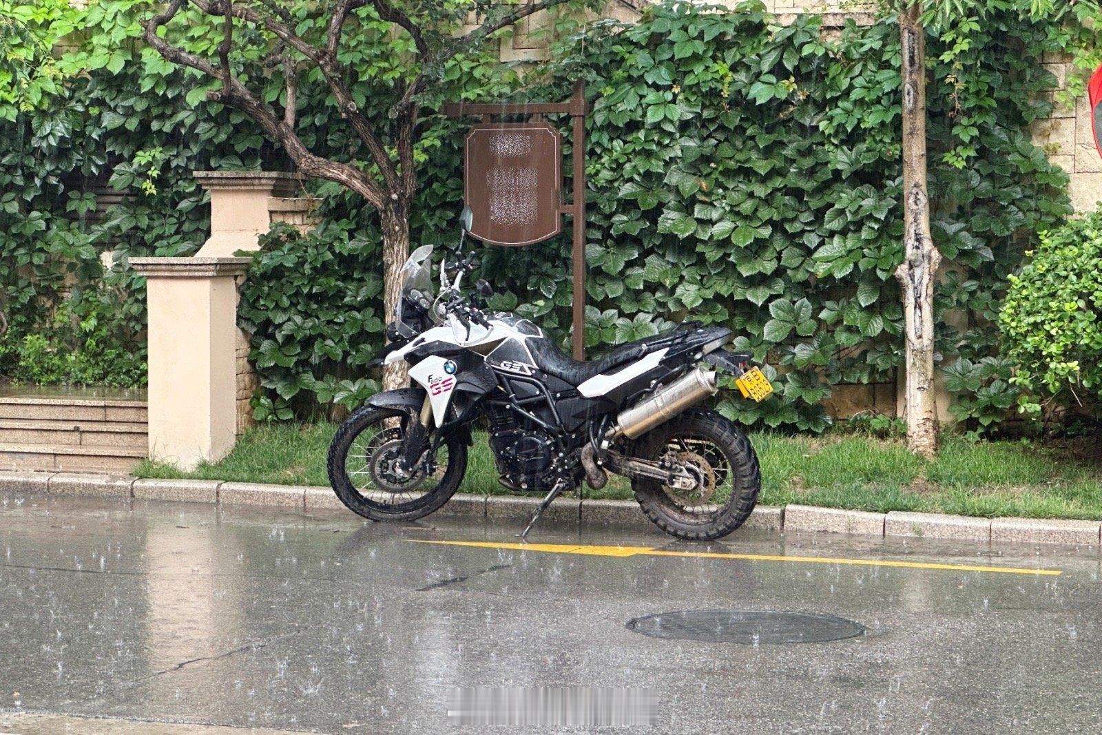 趁下雨把脏成泥猴的摩托车推出去冲冲，真是聪明如我呀[嘻嘻]摩托车[超话]  ​​