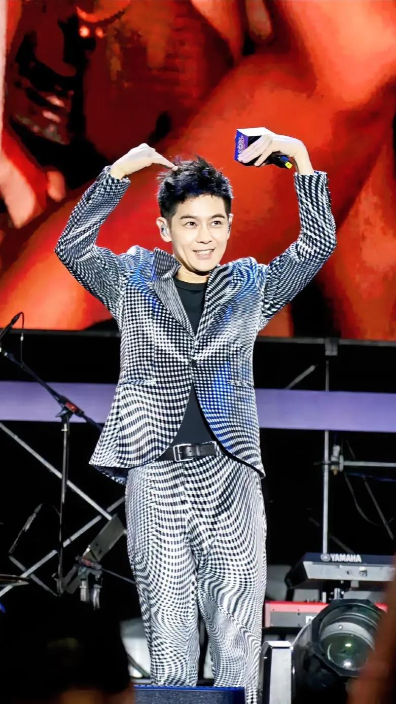 这才是真实的林志颖，
高清生图下，他一点也没变！
这也是他遭受车祸后首次回归大舞
