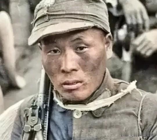 1945年5月，机枪手曾岳峰因伤掉队，没想到，他遇到100名日军正在吃饭！他立马