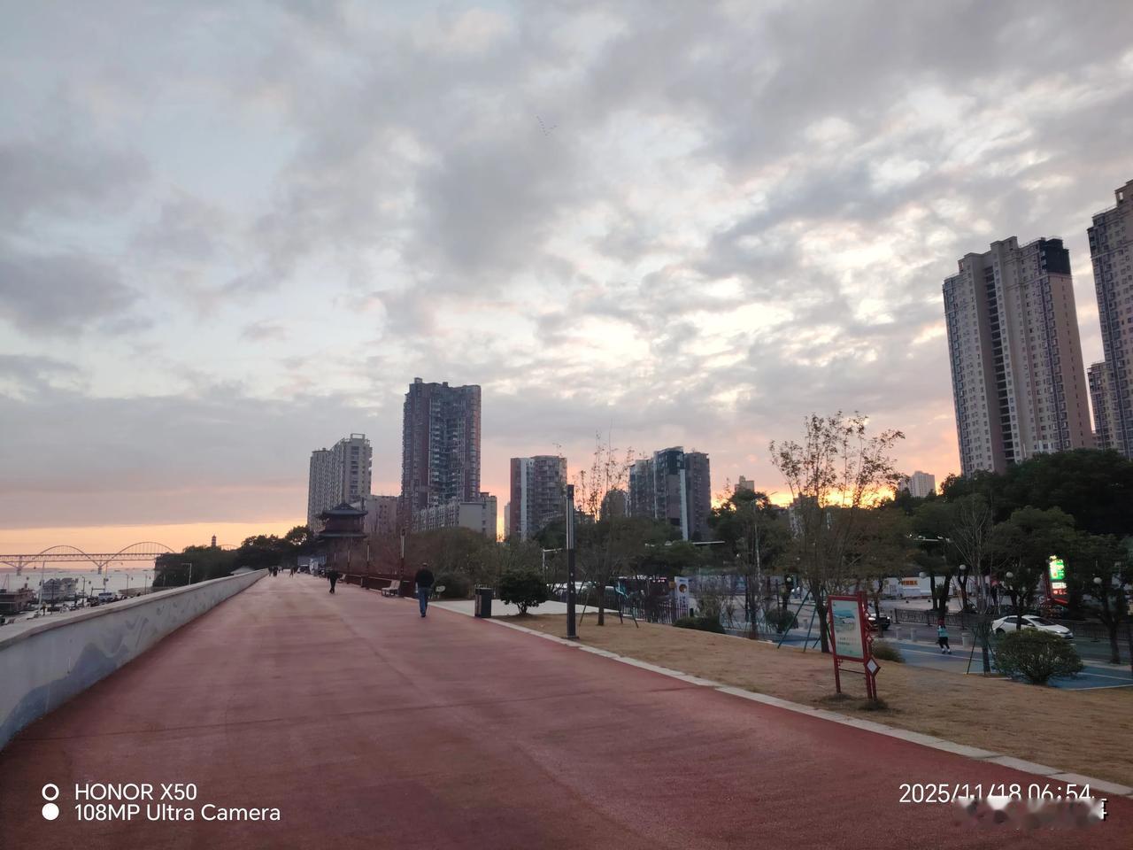 11月18日长江岸边晨练赏日出美景