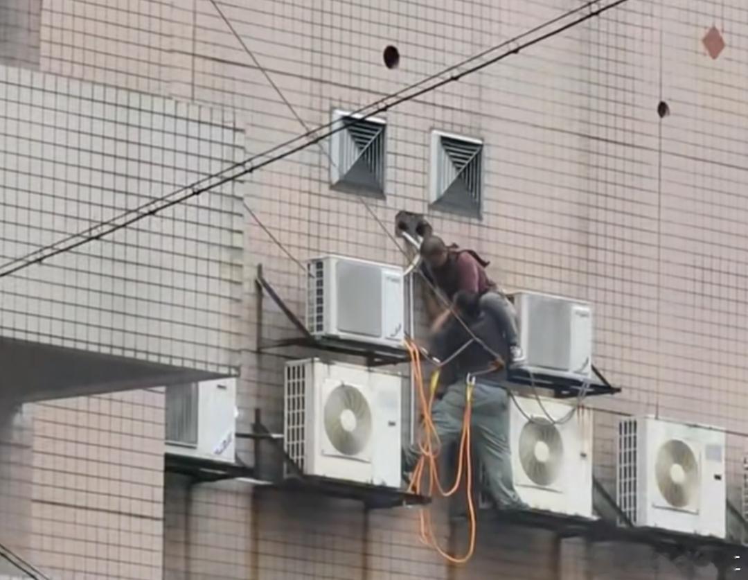 男子饿晕在高空，工友死死扛住其身体等来救援该工人早上未进食作业时突发晕厥所幸其工