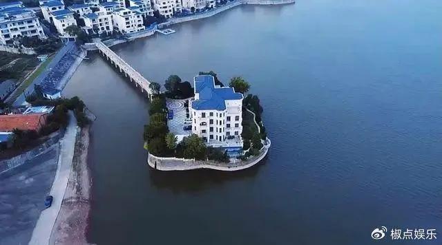 不同角度看咱们义乌的湖中别墅。
这幢别墅位于义乌的江东街道，黎明湖的岛屿中，有私