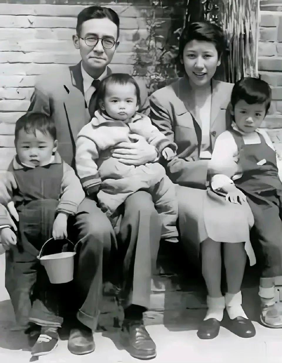 1960年，梁思成与儿媳周如枚，还有孙子的合影，仔细看周如枚的颜值，她五官端正，