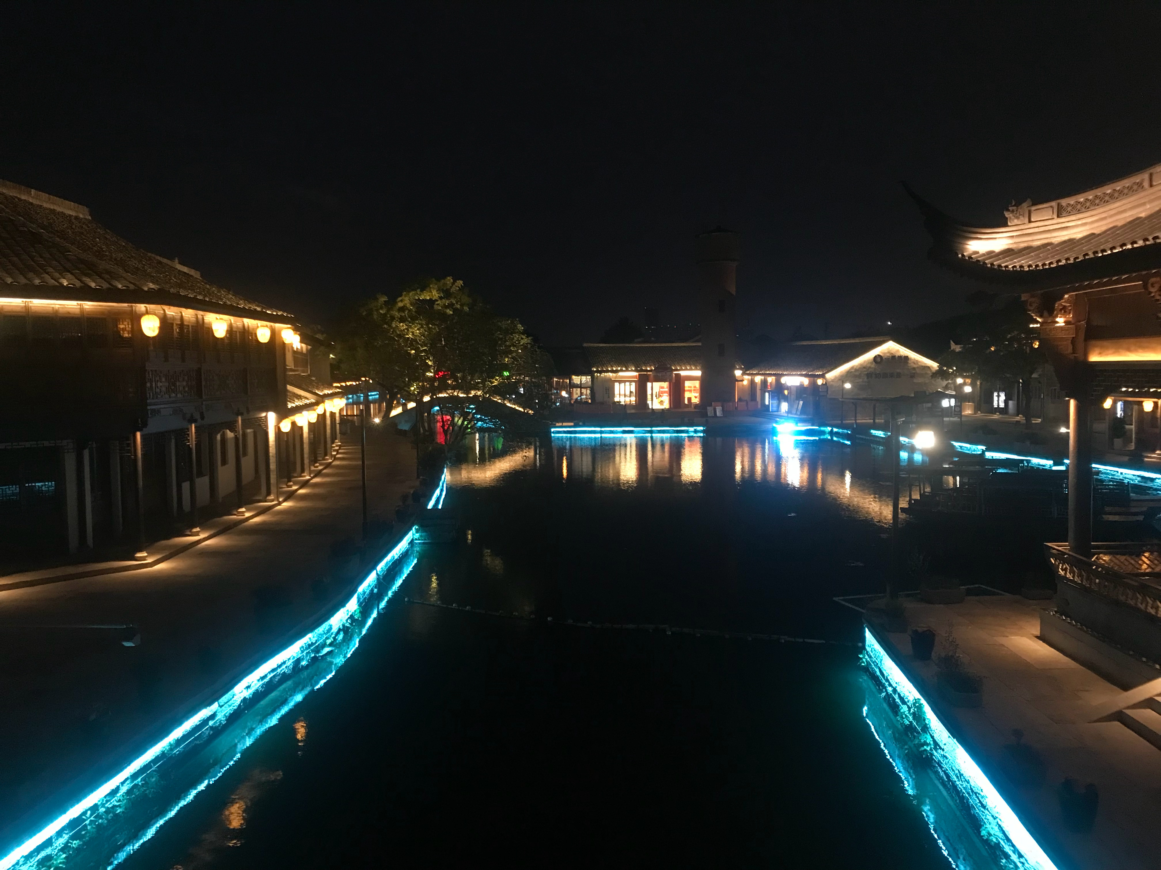 黄酒小镇还是晚上来有感觉，夜景很好看，黄酒棒冰依旧必不可少 绍兴·黄酒小镇