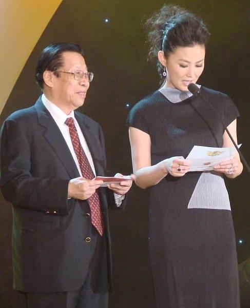 1993年，时任中央电视台台长的杨伟光，在没有上报的情况下，在《新闻联播》之后插