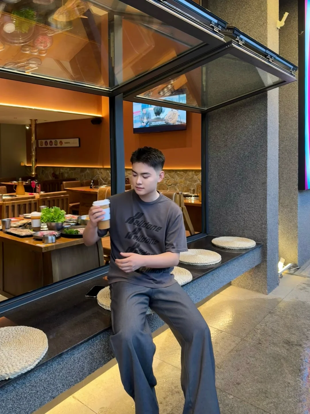 到首尔烤肉店了，跟太原似的……