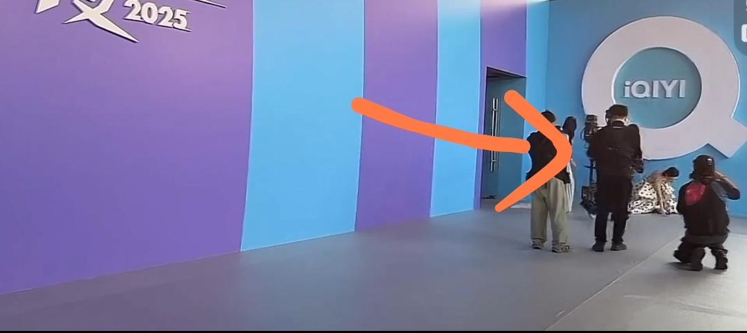 林允红毯摔倒  林允走红毯的时候摔倒了。我看了一下，好像是刚出场的时候，从一个角