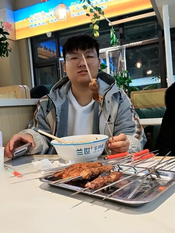 儿子在内地上学几个月了，很久都在想着吃烤肉。过圣诞节，他们学校放了十四天假，忍不