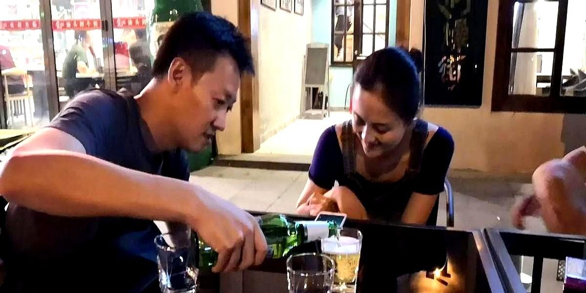 朋友们快来看！

昨晚某小馆子门口惊现“人形撒糖机”——朱媛媛辛柏青两口子又被偶