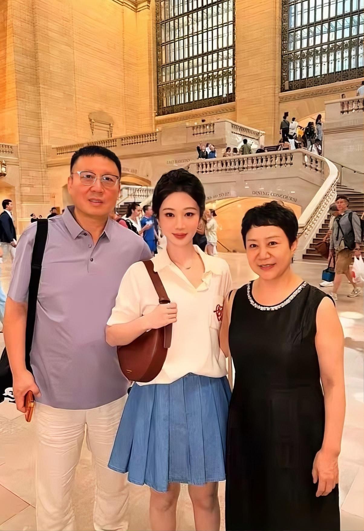 谁能不羡慕这样温馨和睦的一家人！
 
身处纽约中央车站，杨紫站在父母中间自在合影