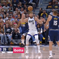 约老师，你这是不尊重人呢吗，这里不是街球。
约基奇小手一抖，皮球擦着萨博尼斯的头