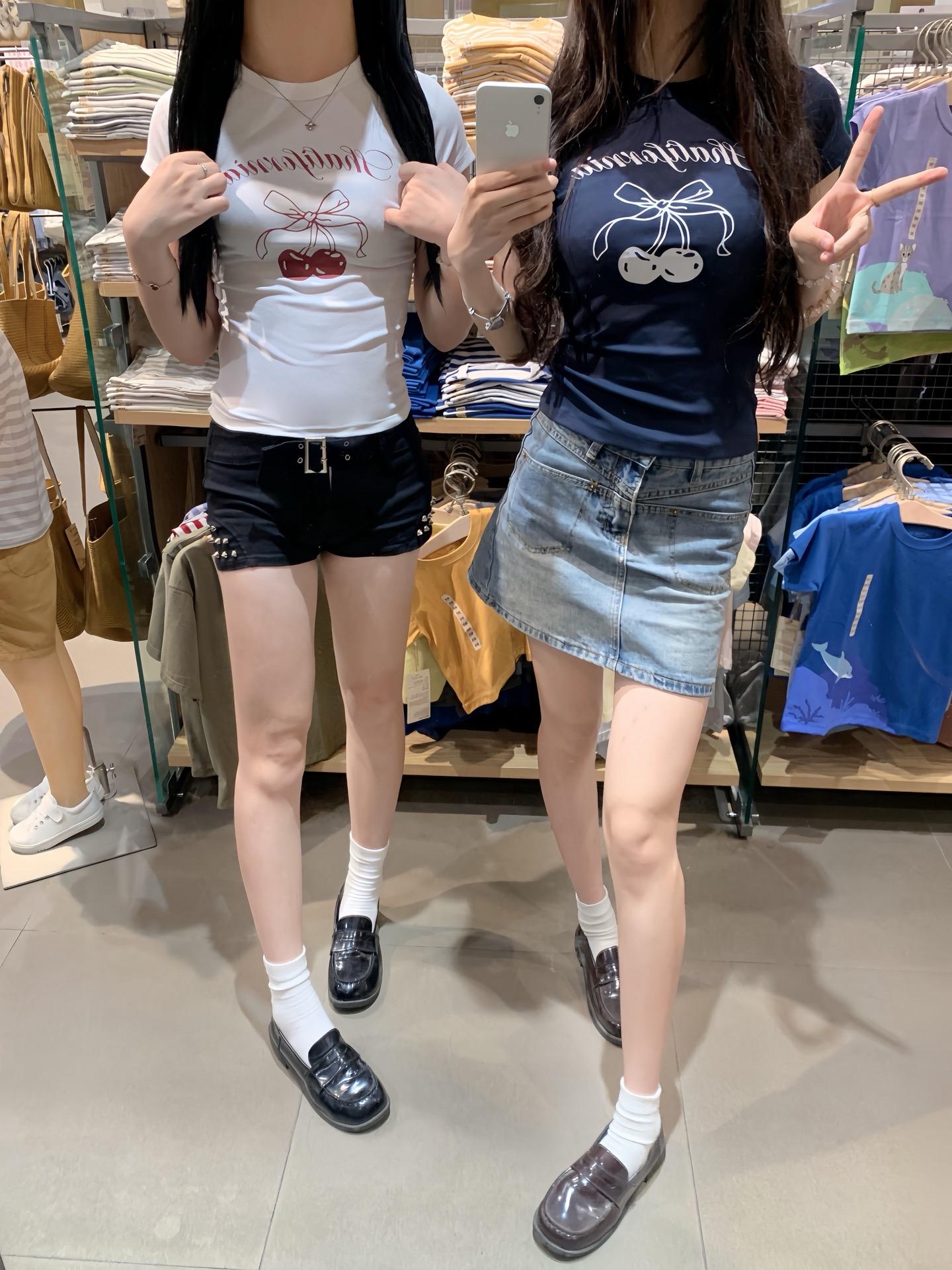 你没办法同时给两个人打伞一边是愧疚一边是喜欢