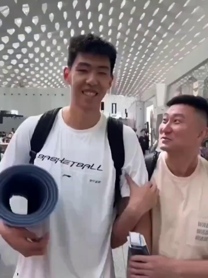 徐昕准备好了没有？抢十几个篮板每场球。先防守，这篮板也重要。说话。10个篮板。徐