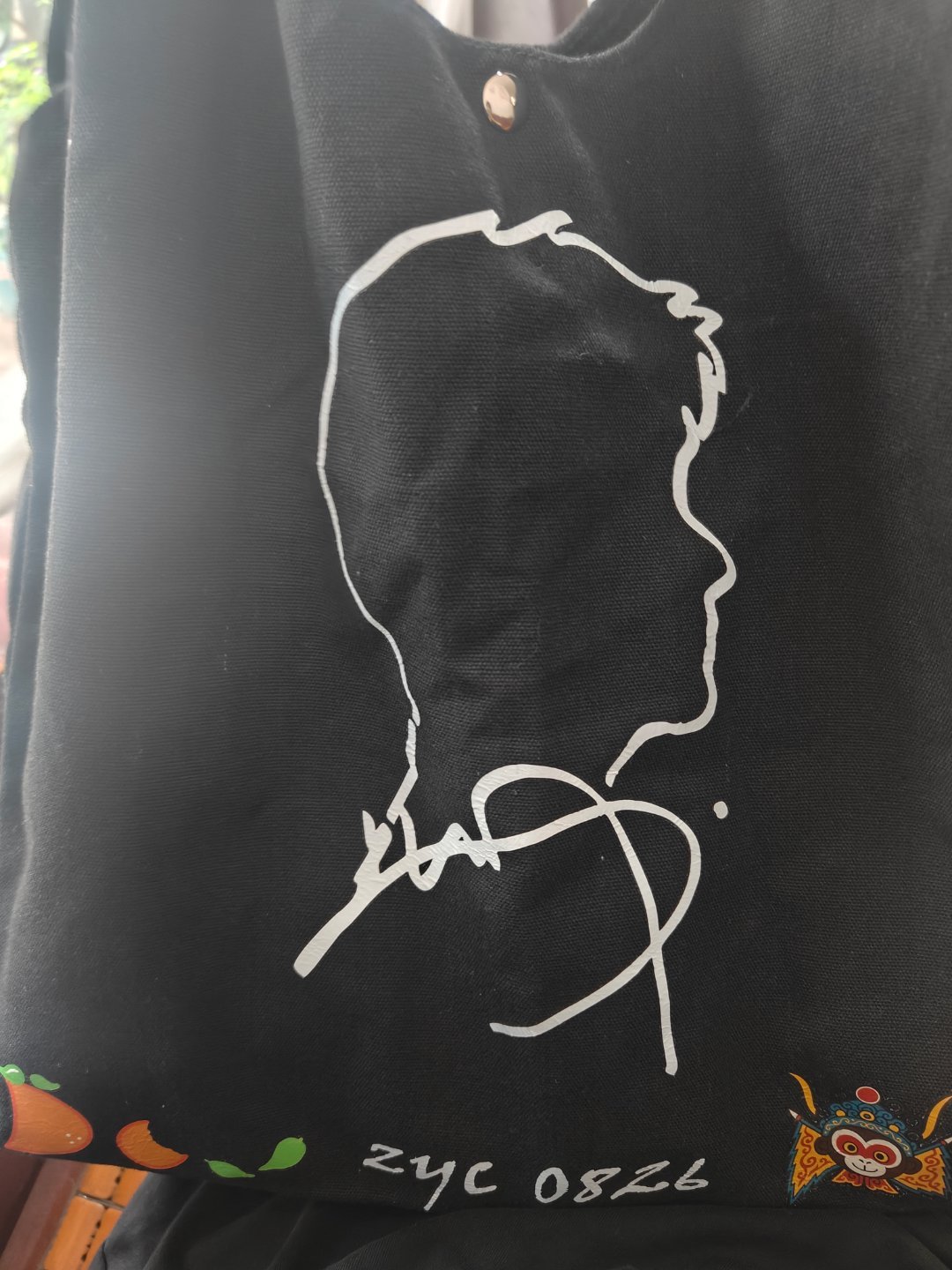 今天背着郑业成周边包包出门体检，抖上面也刷到他不少剧的路透视频，偶然想到最初开始