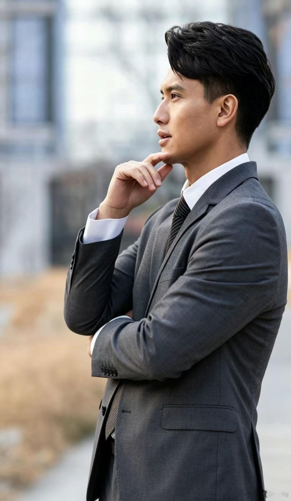 世人多趋圆融，但总有人坚守棱角人间行路久了，多数人都会慢慢学会圆融处世。为了合群