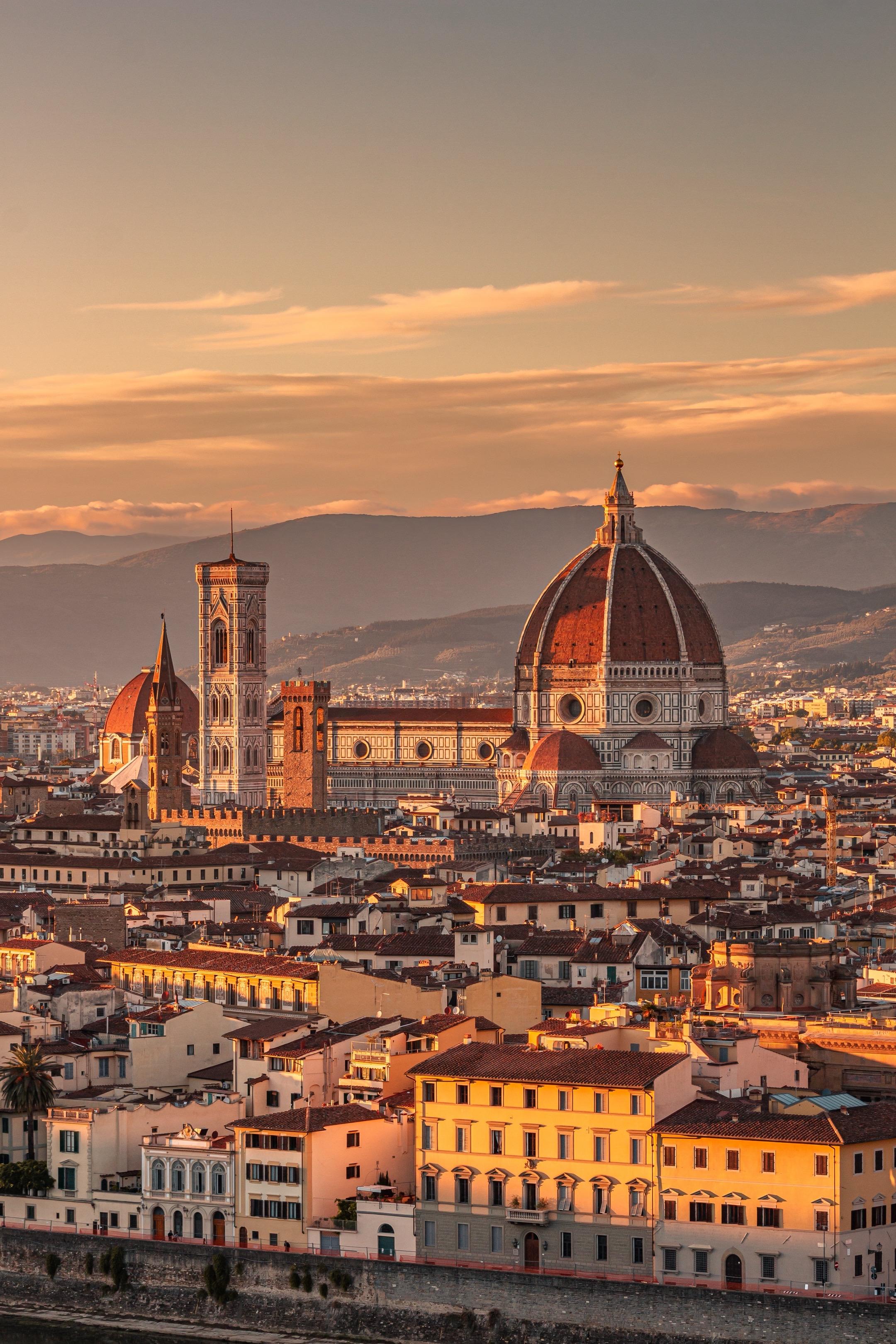 暮色披城 穹顶生辉 欢迎来到佛罗伦萨⚜️。佛罗伦萨，是一座让人一步一叹...