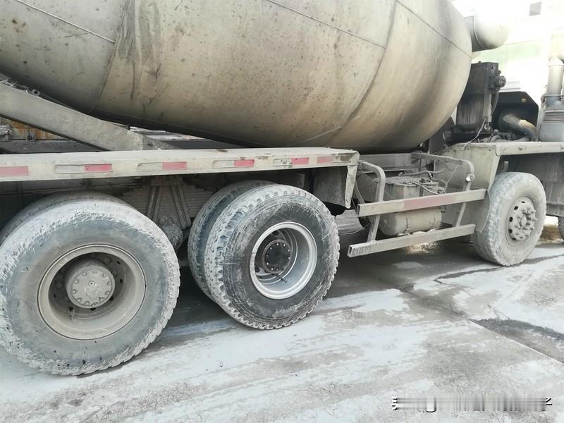 终于知道搅拌车里面啥样了 刷到个小伙钻进水泥搅拌机清罐的视频，网友都说：终于知道