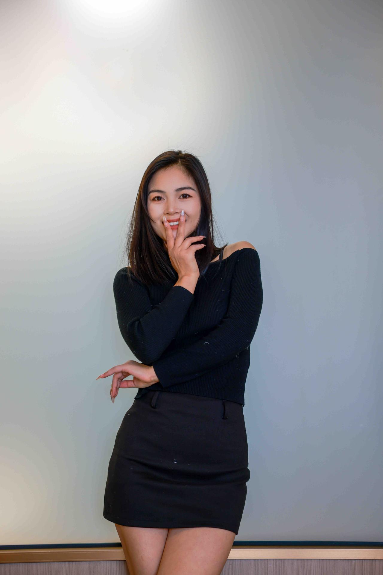 组图｜黑色魅力

黑色，总被人贴上“沉闷”的标签，可当它落在针织衫的纹理里，裹住