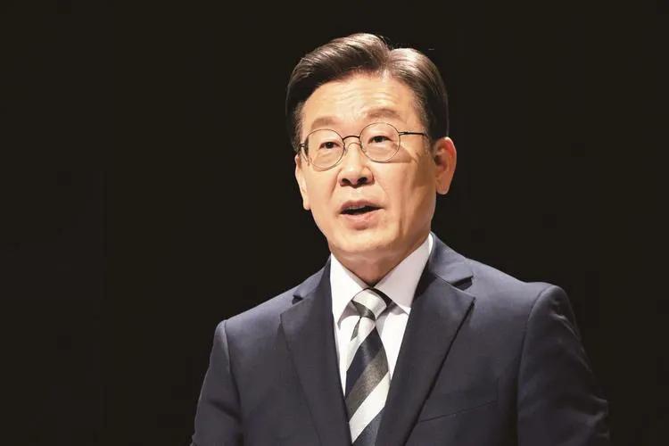随着九三大阅兵的临近。
我们给不少国家都发了邀请函。
韩国也不例外。
但是参加阅