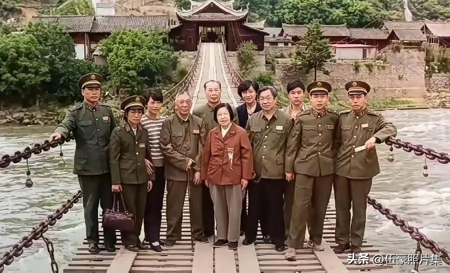 1985年5月29日，退居二线的杨成武将军（后中）携夫人赵志珍（前中）到四川省甘
