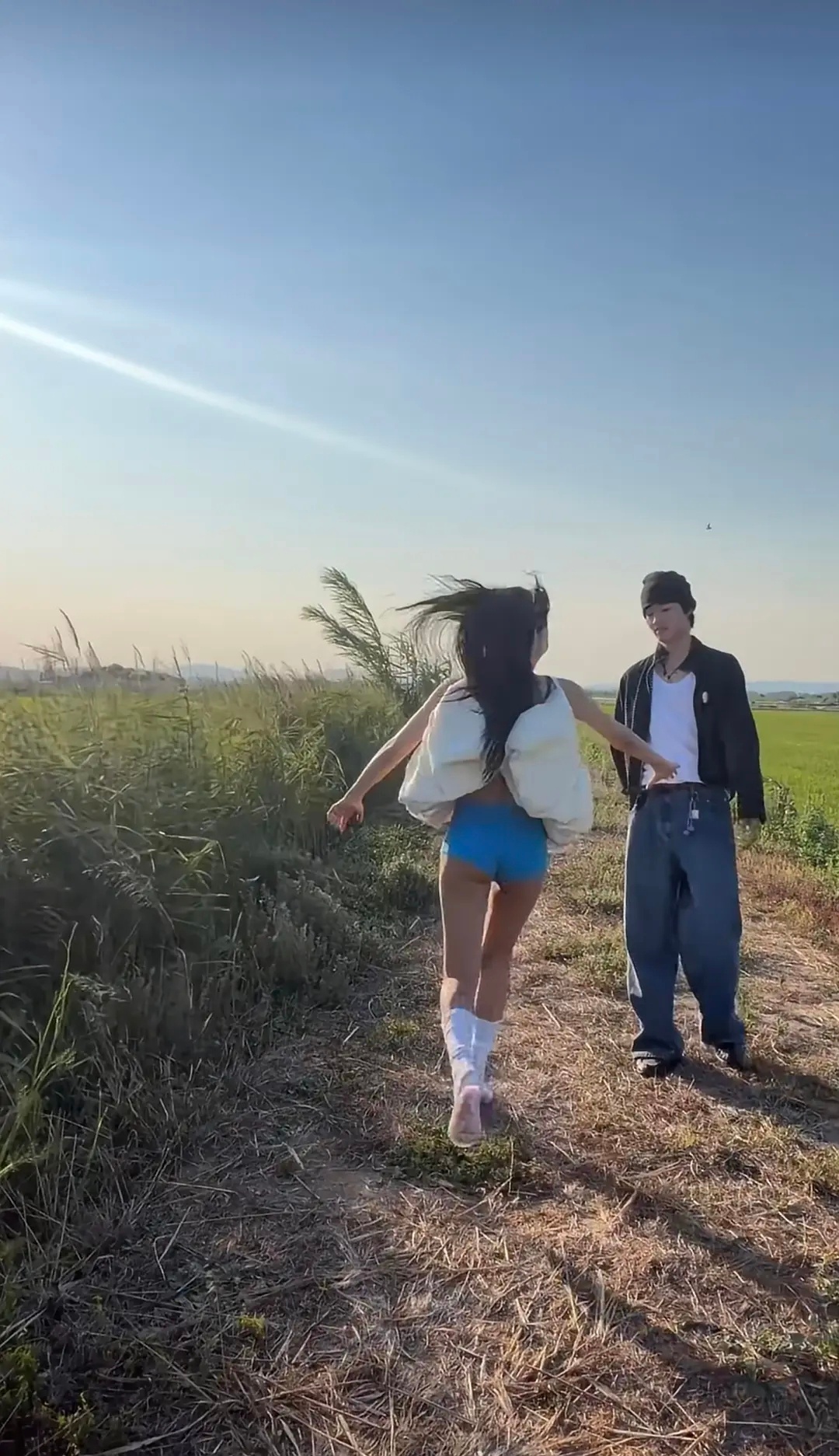 Jennie新歌预告雷霆造型。。。看正面的时候还比较正常。。。一转身漏个雷霆蓝色