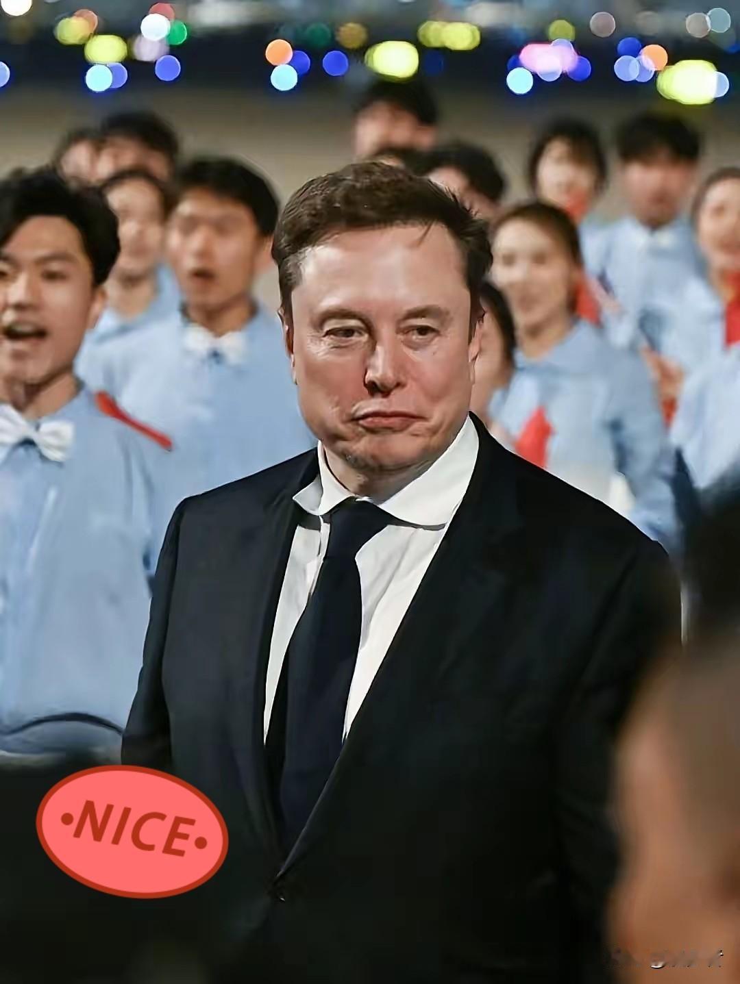 身价千亿的马斯克，竟在欢迎仪式上慌了神！
 
马斯克！马斯克！你怎么有些慌了神？