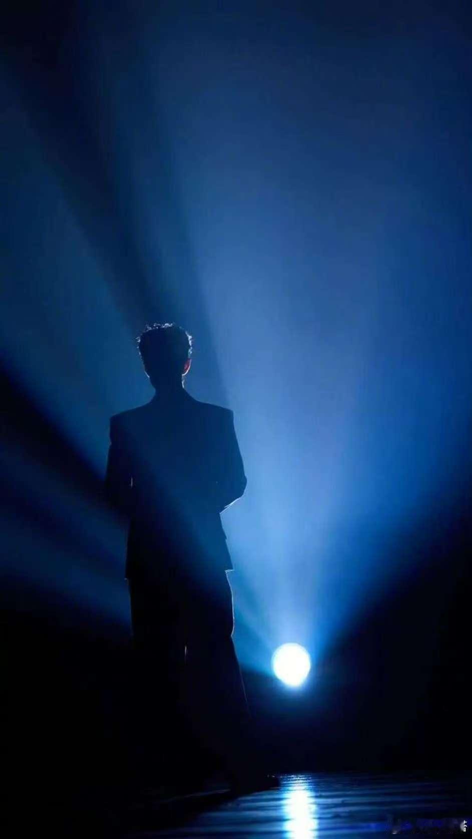 肖战逆光彩排照肖战网络视听盛典彩排背影照 肖战网络视听盛典彩排背影照