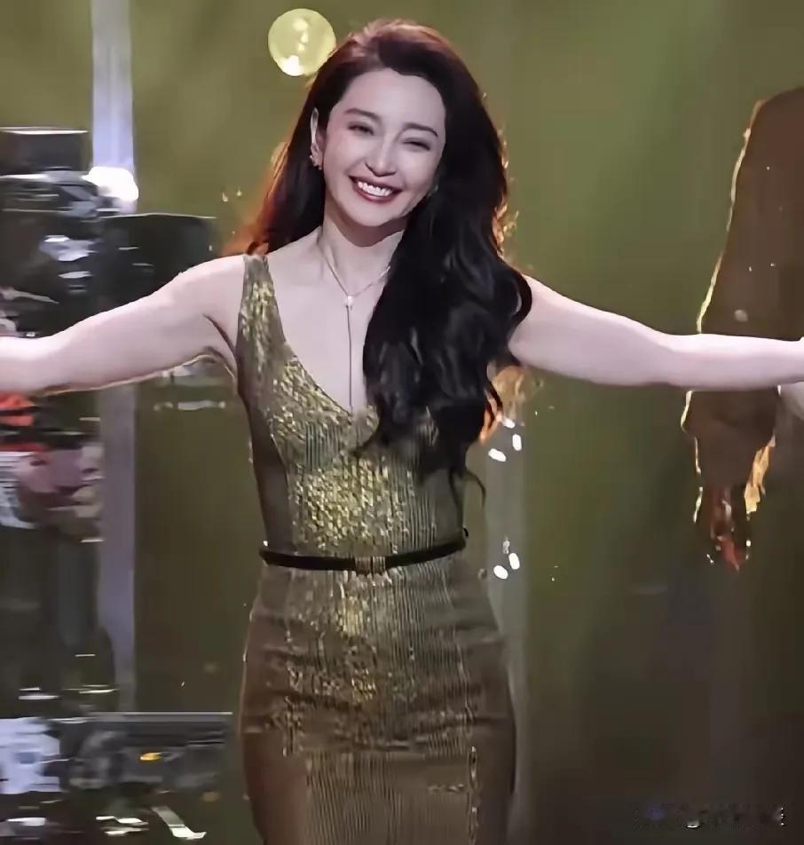 我真的太佩服李冰冰了！

53岁的年纪，愣是把岁月活成了摆设，别人这个年纪的中年