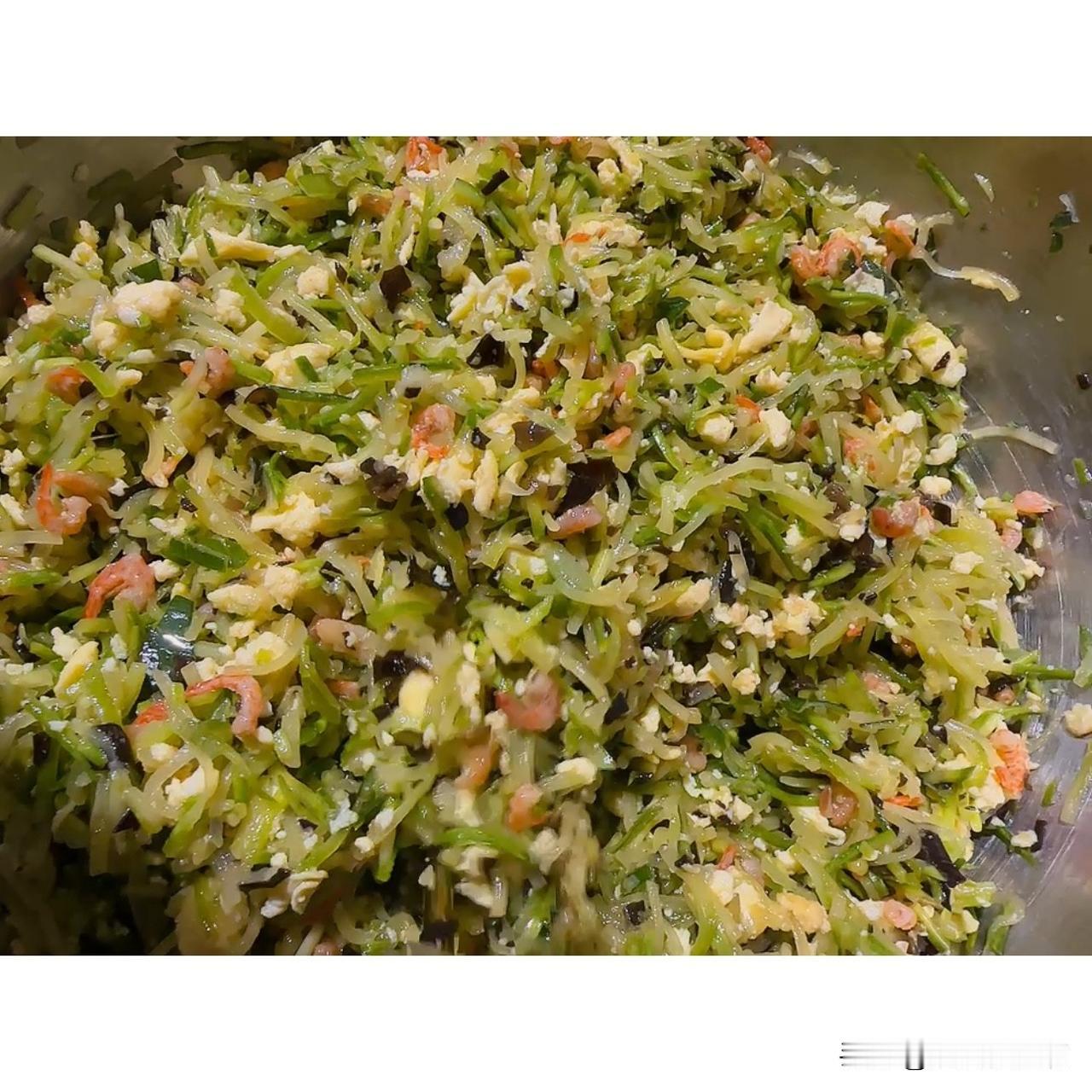 晚上六点半了俺家这老爷们要吃茭瓜虾米饺子。
他看到我刚买回来四个茭瓜，想着不让这